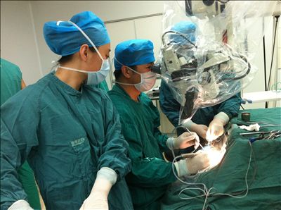 徐百成主任开展人工耳蜗植入手术