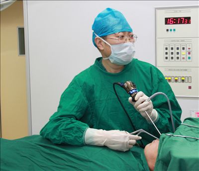 袁逸铭主任开展鼻内镜手术