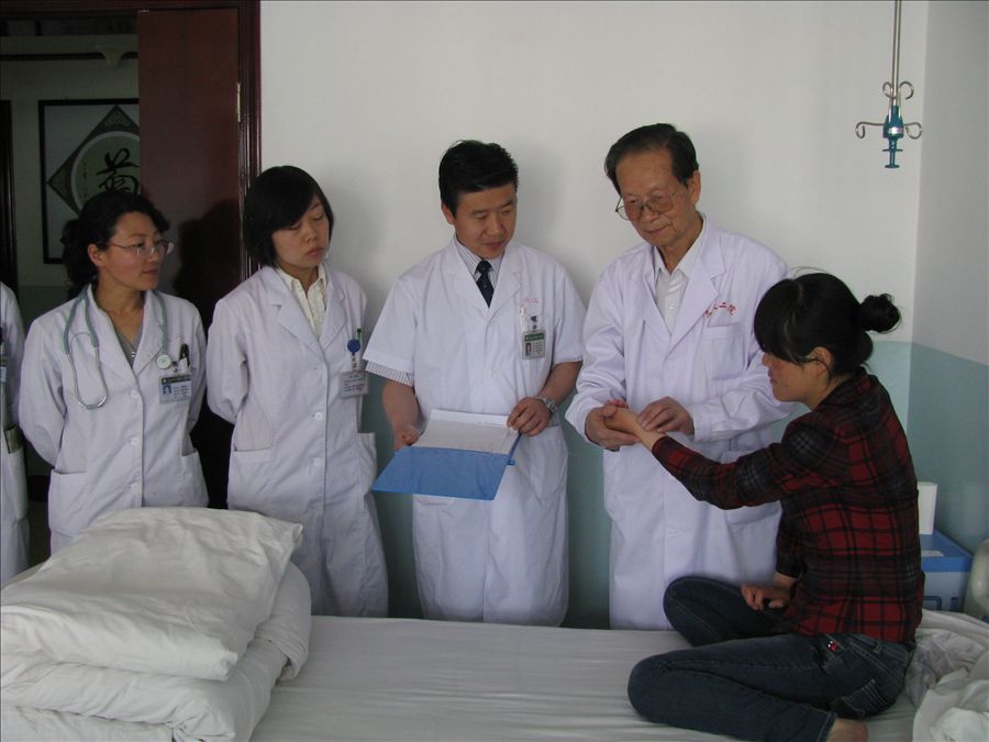 刘宝厚教授查房