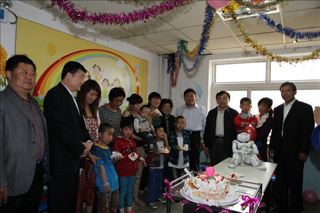 六一节校领导慰问患儿