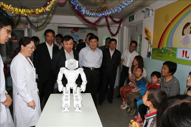 六一节校领导慰问患儿