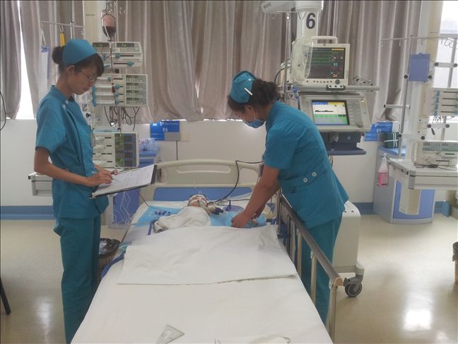 CICU护士精心呵护小患者