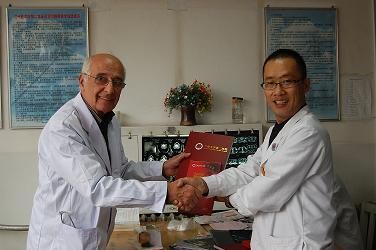 张建华科主任与外国专家在一起