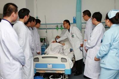 张建华科主任查房