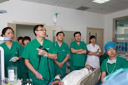 周平红教授来我院进行讲学及手术演示