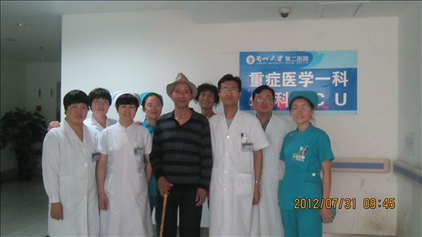 该患者在起死回生四年后,意识和智力完全恢复,找到了昔日的救命恩人(重症医学一科的医师和护士)感激不已并合影留念