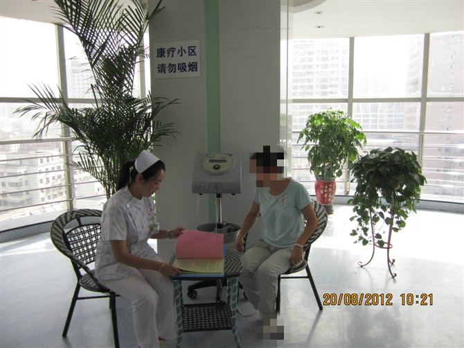 医务人员在为患者做膀胱功能障碍治疗