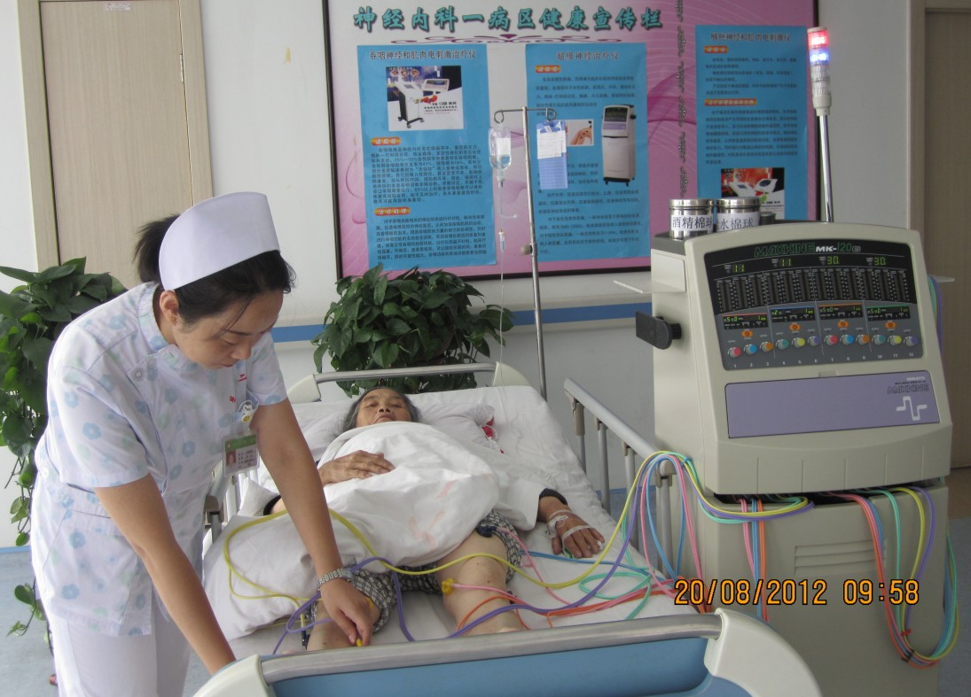 医务人员在为患者做肢体康复治疗