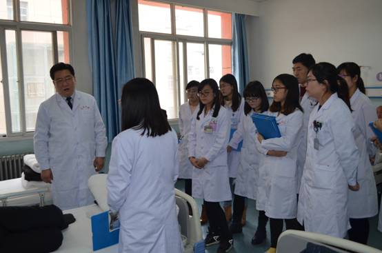 王天成主任查房照片