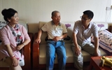 兰大二院离退休办公室工作人员端午节看望离退休人员