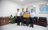 脱贫攻坚显成效，牌匾相送情意浓