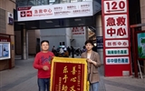九旬老人扶梯摔倒 二院护士紧急施救