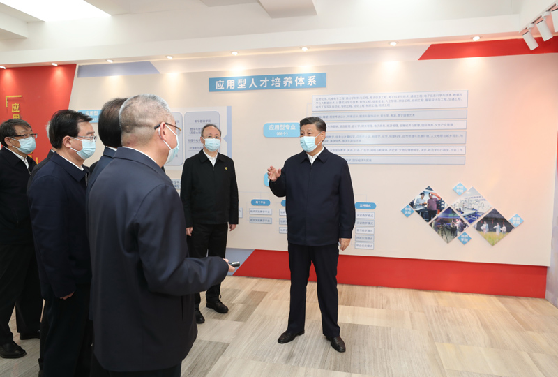 3月22日至25日,中共中央总书记、国家主席、中央军委主席习近平在福建考察。这是25日上午,习近平在福州闽江学院,参观校史和应用型办学成果展示。新华社记者 王晔 摄